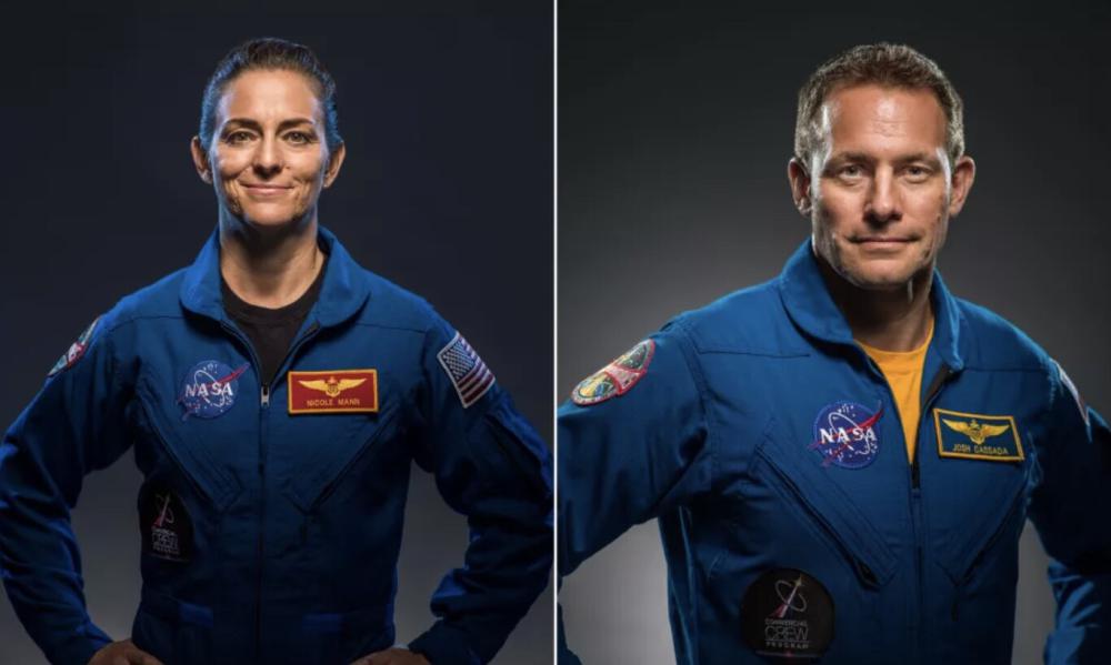 Dos astronautas esperando por SpaceX